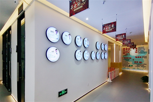 深圳雅贝康口腔横岗店走廊院长展示墙