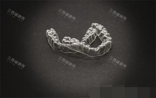 牙齿矫正透明保持器实物图
