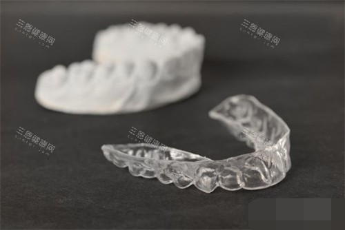 隱形牙套價格壹般是多少？壹文告知國產正雅、適美樂、時代天使、進口隱適美隱形矯正收費~