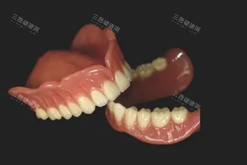 2025一口活動假牙的價格是多少錢？500-15000元區間，純鈦吸附性假牙達高端價位