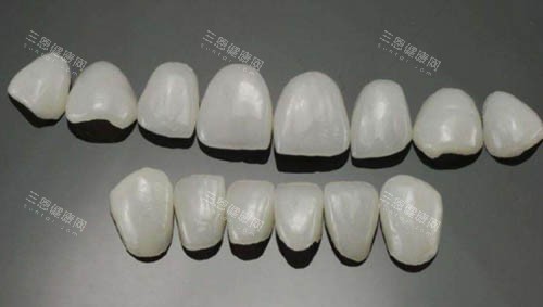 不同尺寸的牙齿贴片