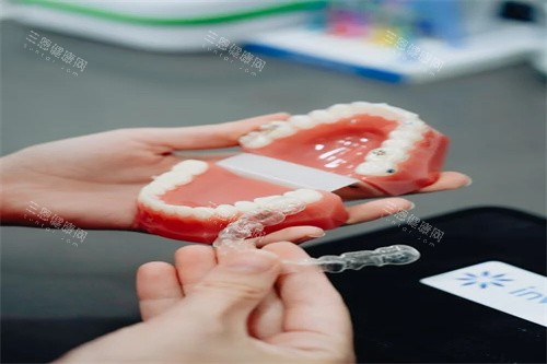 牙齿矫正宣传图