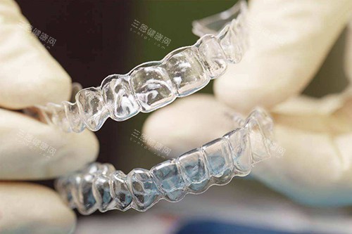 隱形矯正VS傳統鋼牙？牙科醫生手把手教你揀更啱自己嘅箍牙方式！