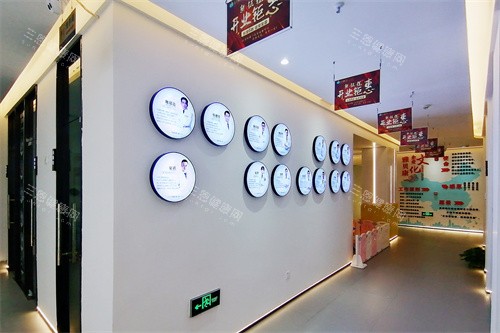 深圳雅贝康口腔横岗店走廊院长展示墙
