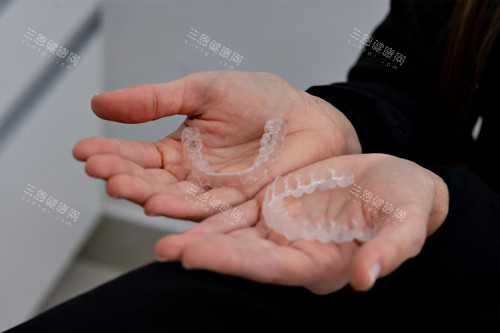 隐形牙套图片
