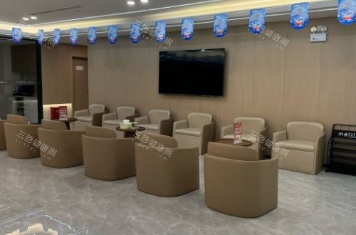 深圳港龙口腔等候区环境示意图