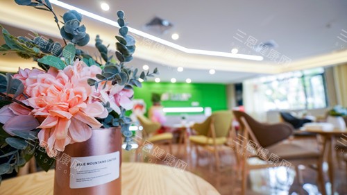 中山松鼠口腔石岐店候诊区