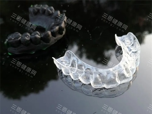 牙齿矫正透明保持器实物展示图 牙齿矫正透明保持器实物展示图