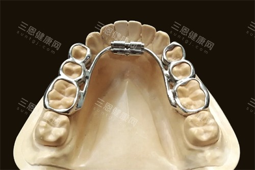 樹脂基託和鈦合金基託吸附性義齒哪個好？看重量和耐用性，適配需求不同
